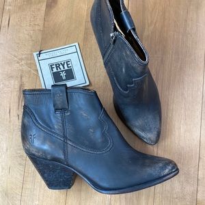 New with tags Frye reina cowboy distressed leather heeled ankle zip booties